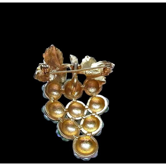 Vintage Suzanne Bjontegard Bunch Green Grapes Fruit Brooch Aurora Borealis - Picture 6 of 9